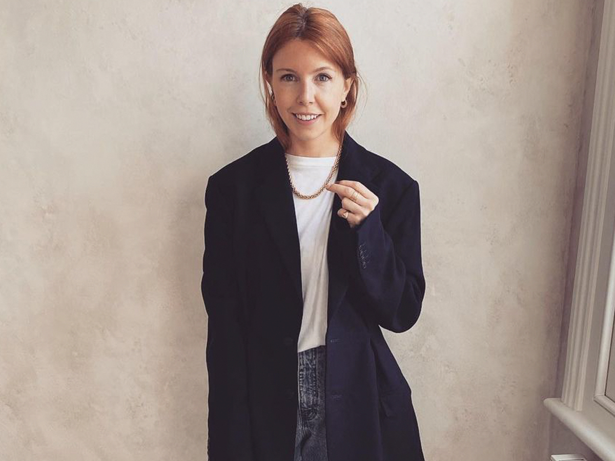 Stacey Dooley Baggy Jeans and Sandals Outfit: @sjdooley’s latest look is exactly what I want to wear right now