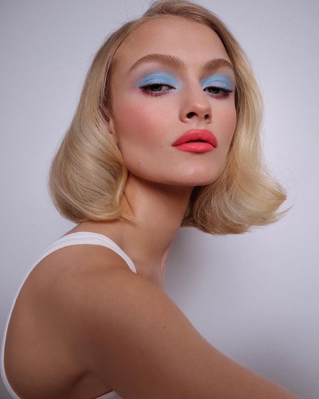 @hungvanngo: Autumn/Winter 2022 Makeup Trends: Lipstick Accents