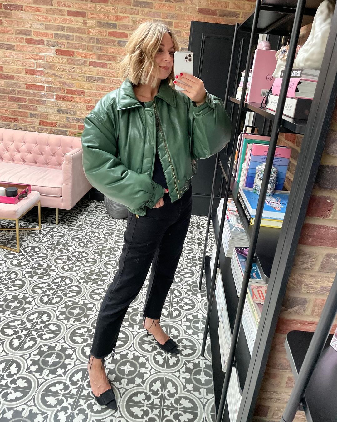 Trendy Autumn Outfits: @emmarosestyle wears a green leather bomber jacket with jeans
