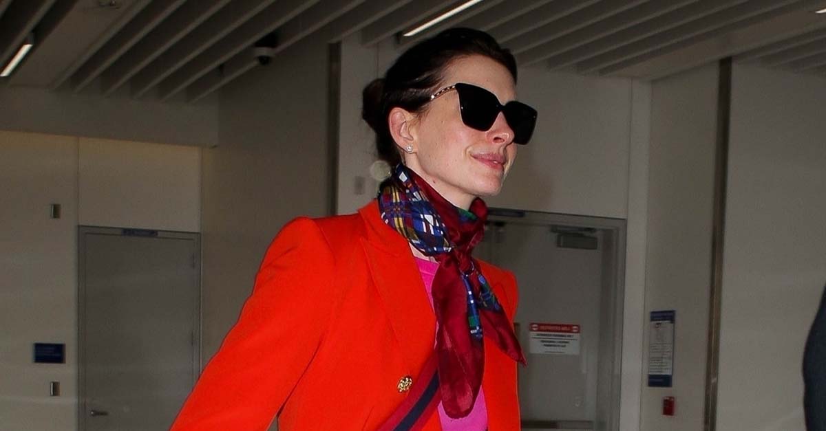 Anne Hathaway’s Airport Outfit Contains the Pants Each Frequent Flyer Avoids