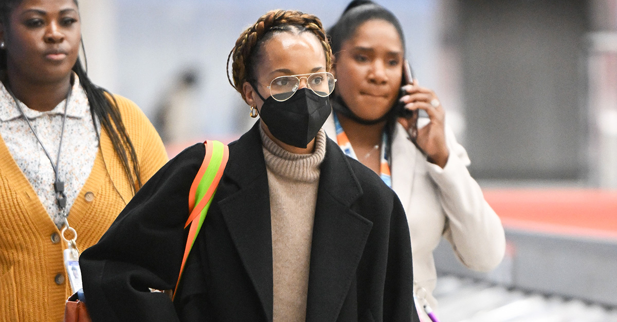Kerry Washington Wore the Sensible Airport Outfit That Will By no means Betray You