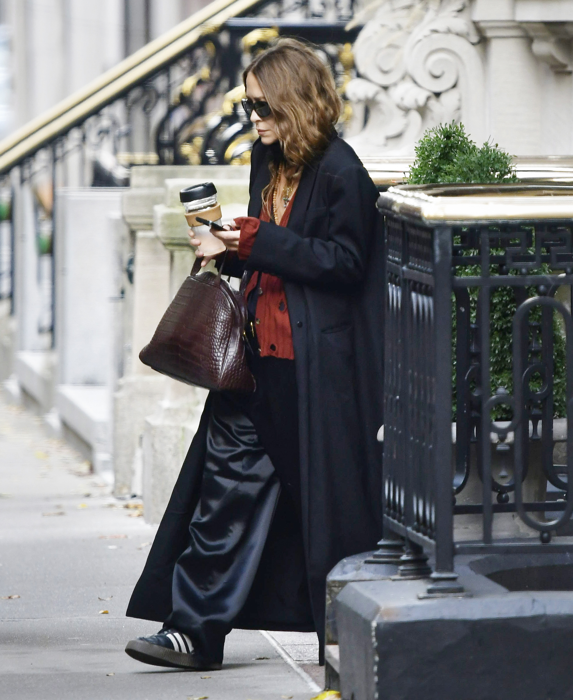 5 Sneakers That Mary-Kate and Ashley Olsen Wear on Repeat | Who What Wear