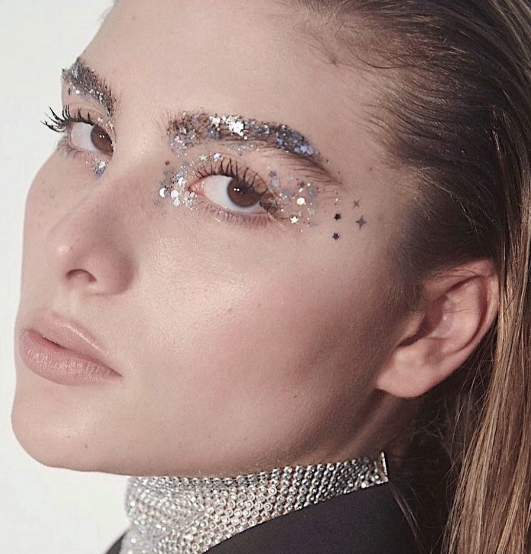 7 New Beauty Trends 2023: embellishment and glitter