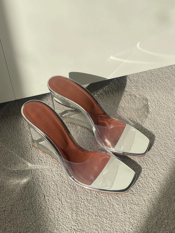 Shoe Trends 2023: @nlmarilyn photographs a pair of see-through vinyl wedges
