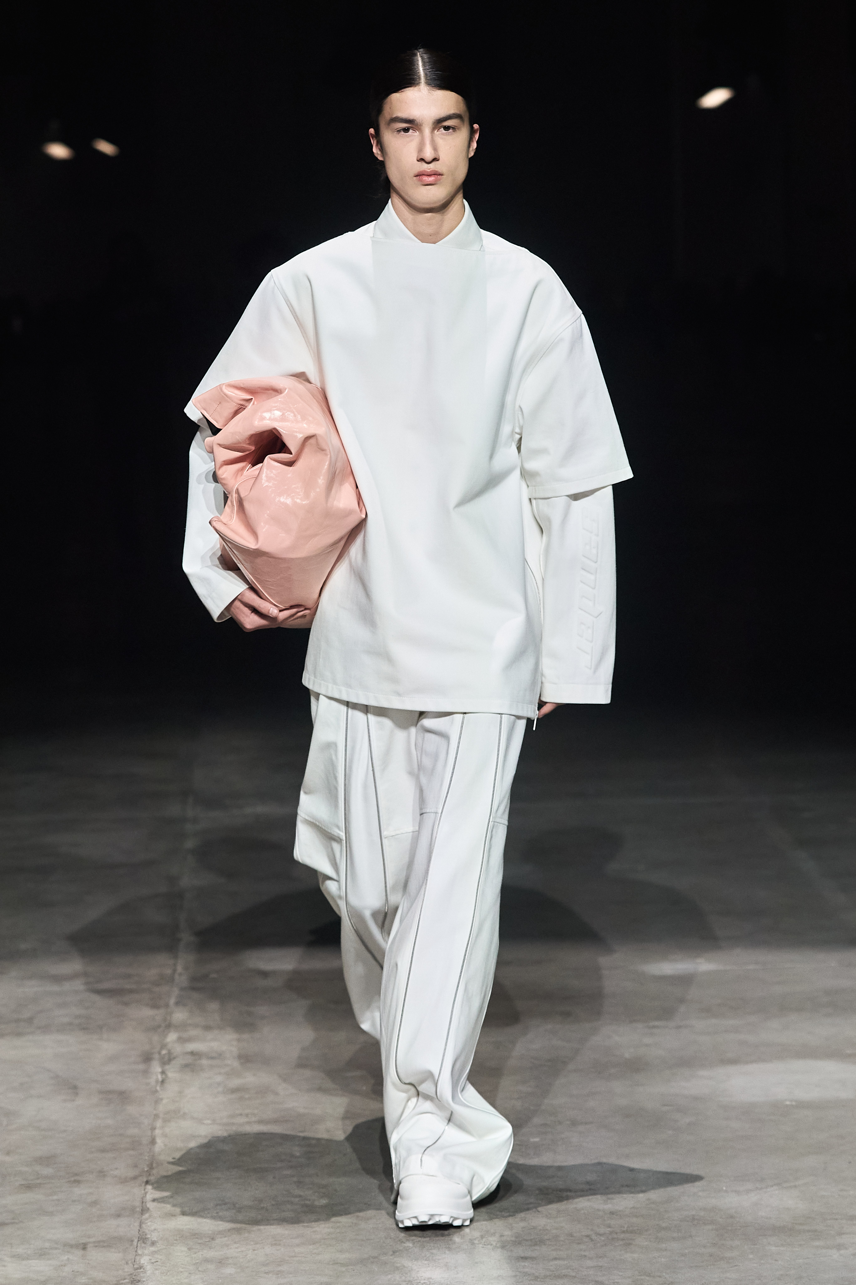 Accessories Trends 2023: Oversized Totes Jil Sander cream oversized clutch bag