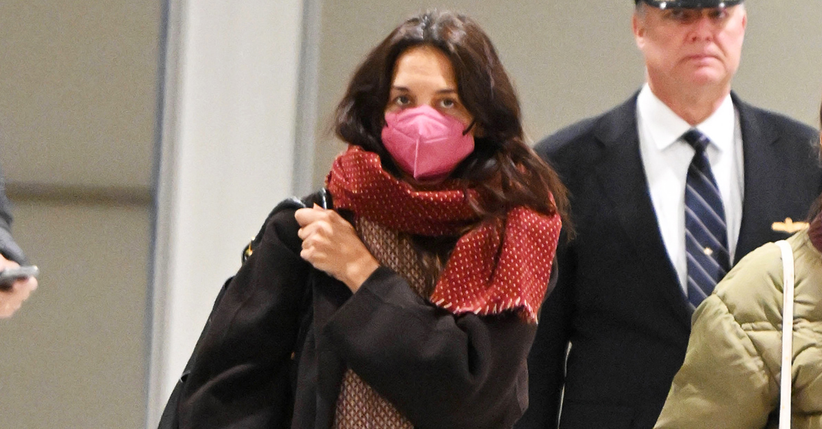 Katie Holmes' on-trend anti-skinny jeans are the perfect jeans for the airport
