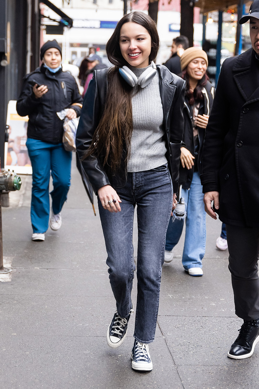 Olivia Rodrigo wearing skinny jeans