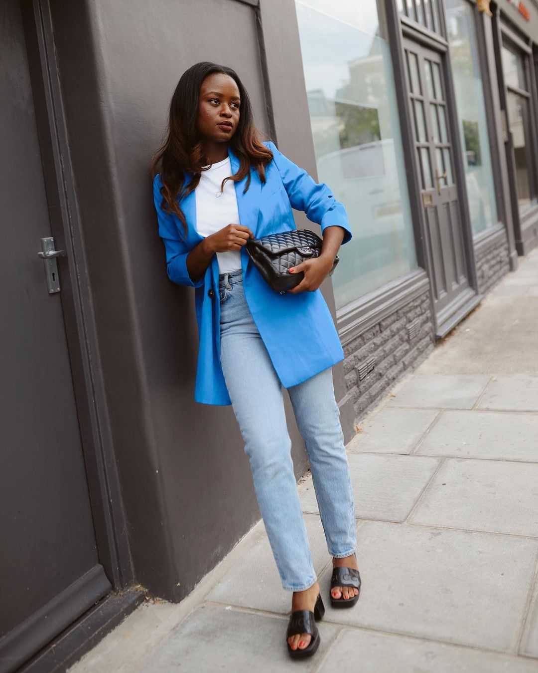 What to wear with skinny jeans: @eniswardrobe wears a blue blazer with skinny jeans and mules
