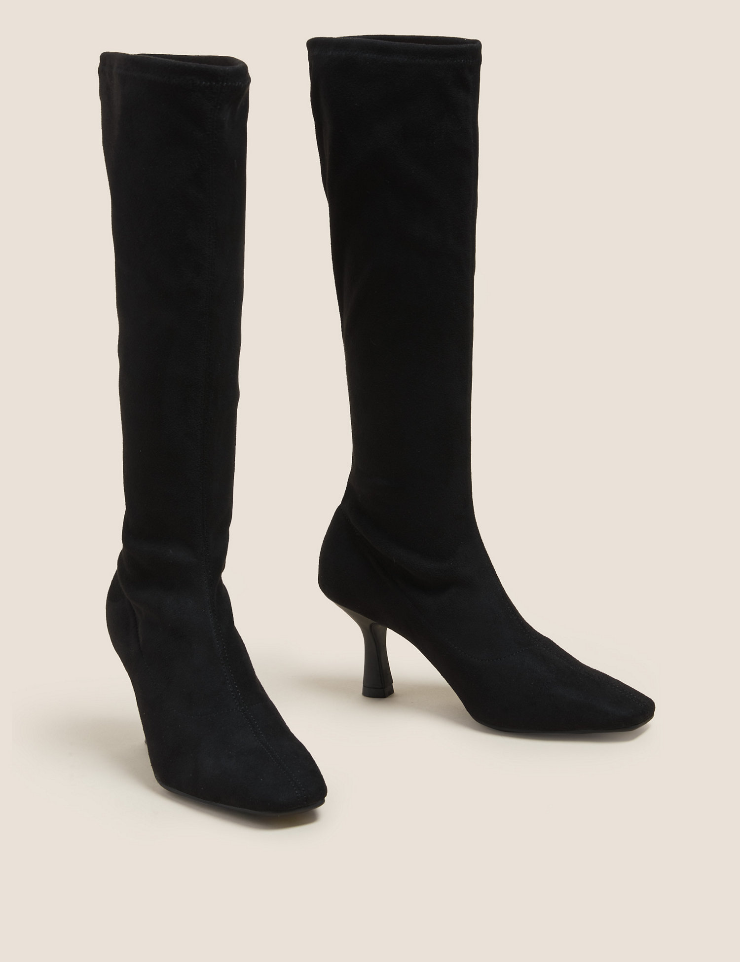 Кендалл Дженнер’ «Весеннее сочетание пальто и обуви — это такой Лондон» /></p>
<p> Коллекция M&S Сапоги до колен с квадратным носком на шпильке £50 </p>
<p class=