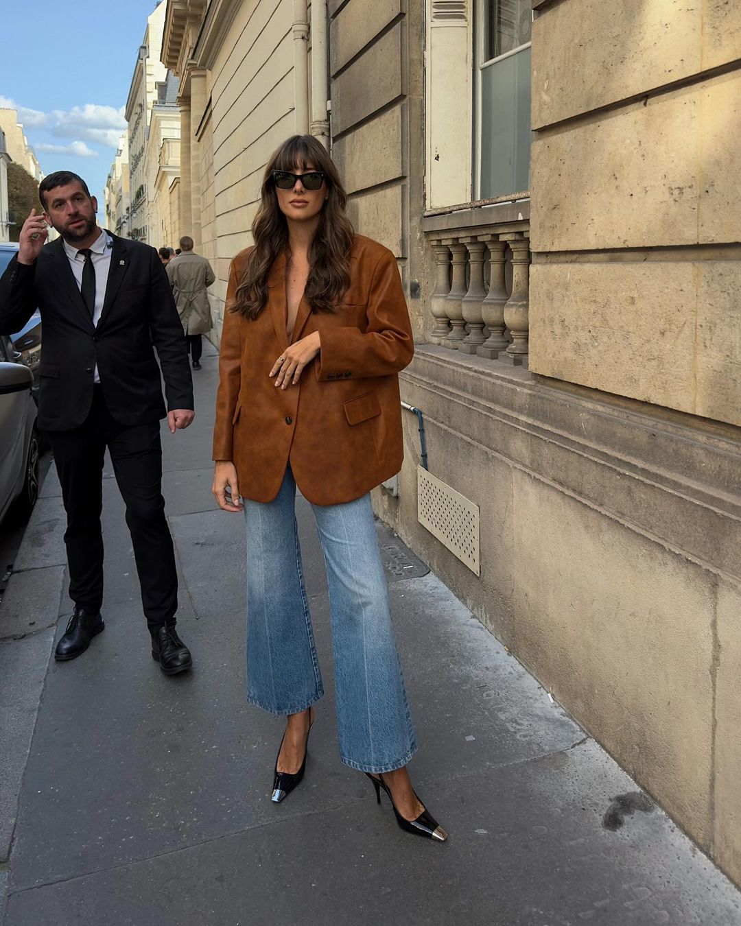 Elegant basics French girls: @juliesfi wears a suede blazer with flared jeans