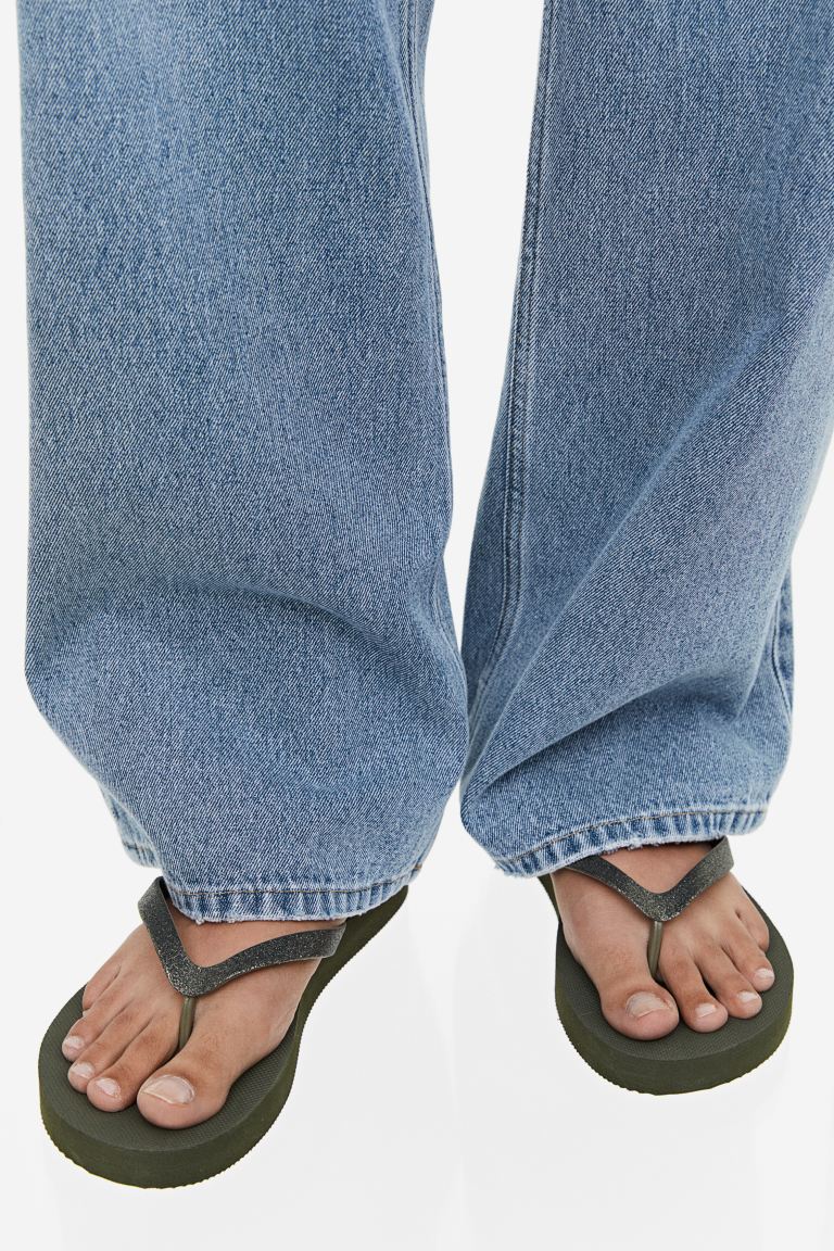 How Fashion People Wear Flip-Flops and Jeans | Who What Wear
