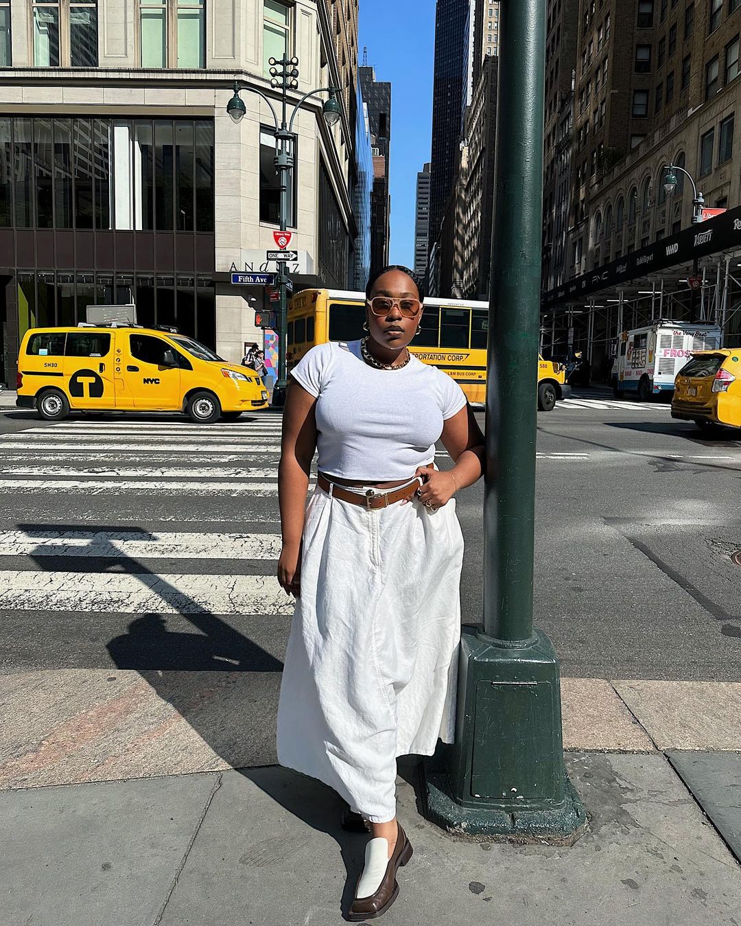 Summer skirt outfits: @aniyahmorinia wears a baby tee, white linen skirt and loafers
