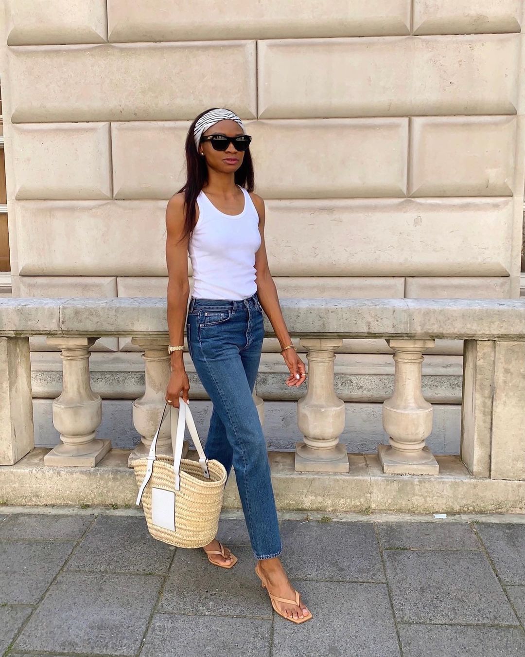Summer skinny jeans outfits: @symphonyofsilk wears skinny jeans with a tank top and sandals