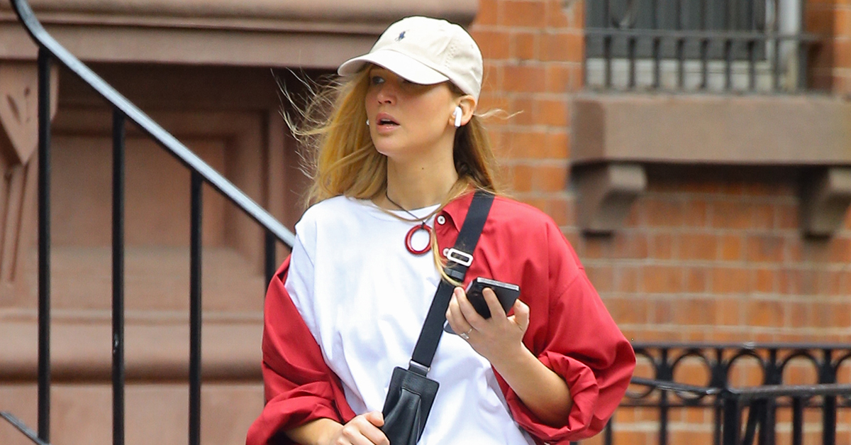 Jennifer Lawrence luce este moderno accesorio de $50 por todo Nueva York