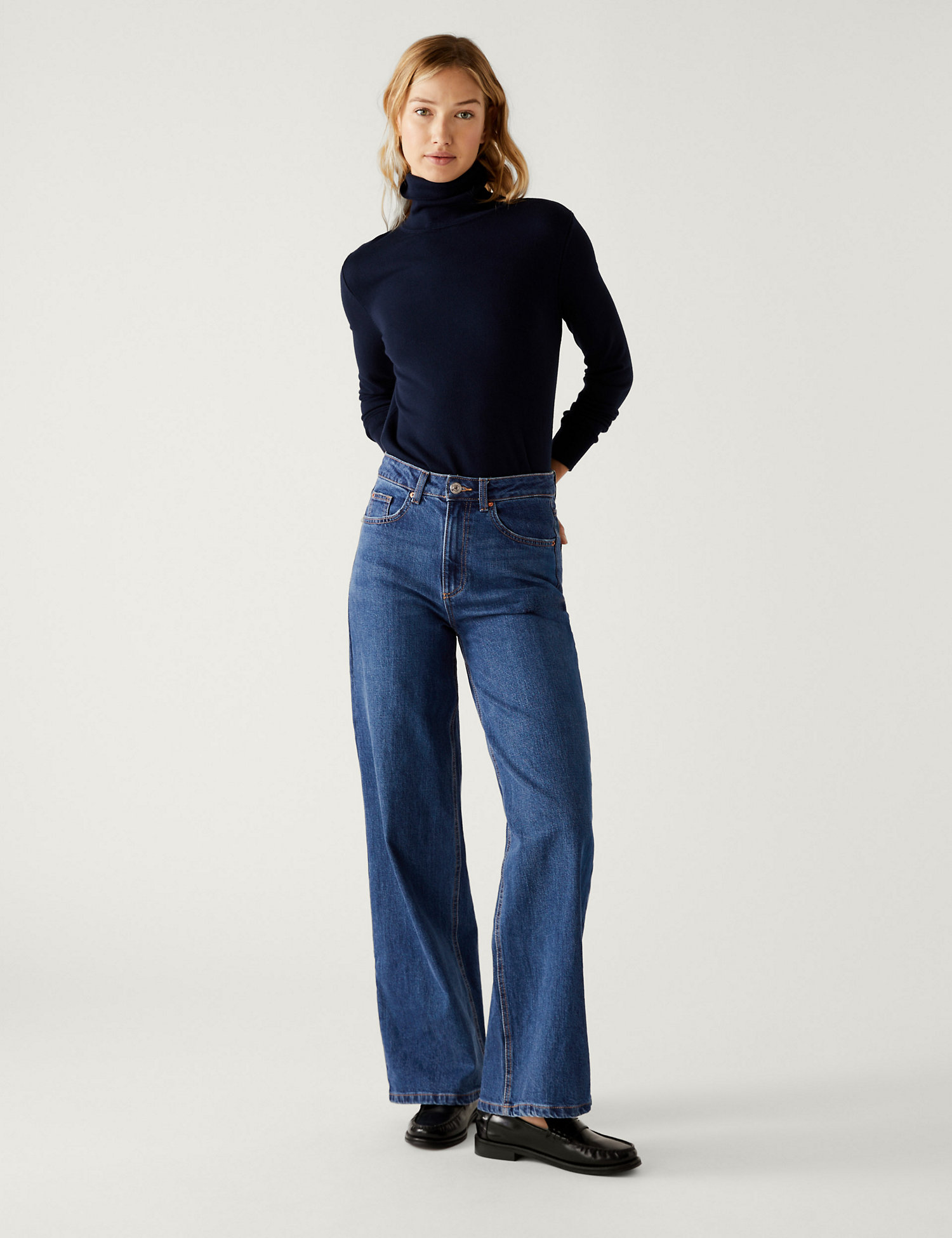 6 French-Girl Jeans-and-Flat-Shoe Outfits to Try This Autumn | Who What ...