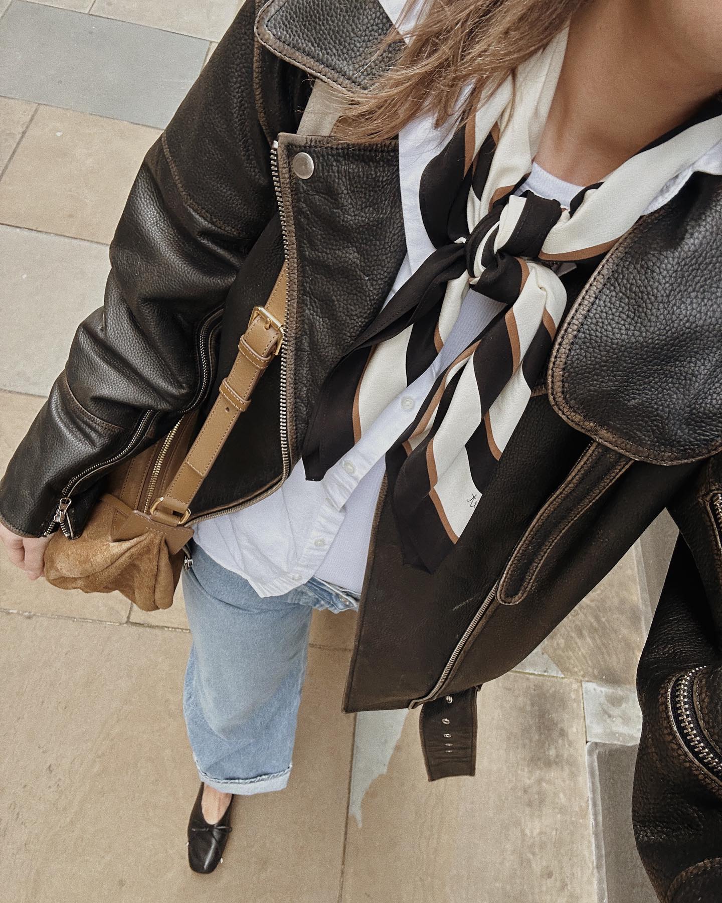 5 Autumn 2023 Trends You Can Wear With Jeans: @bubblyaquarius ties together her leather jacket, jeans, shirt and ballet flats with a chic silk scarf