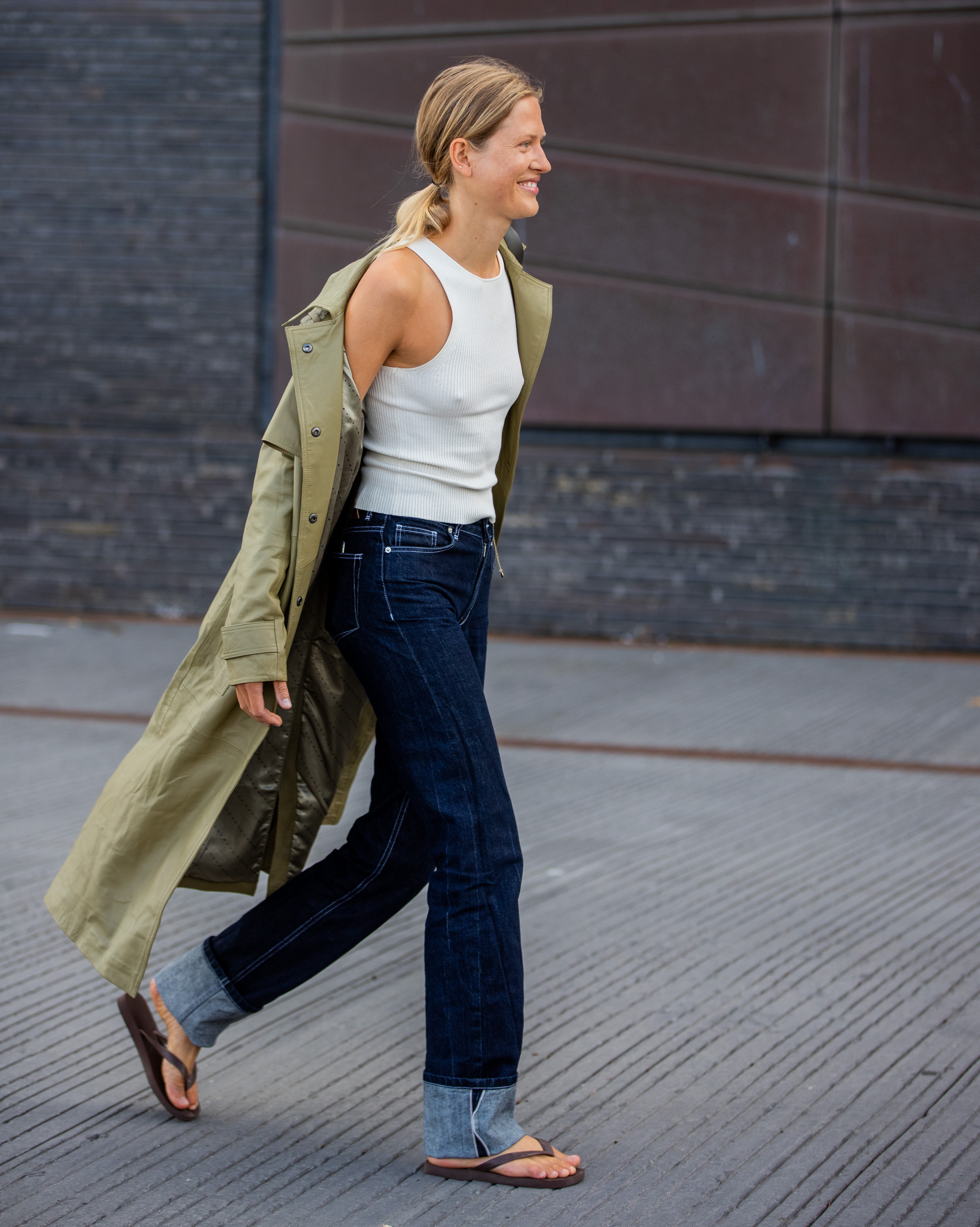 Laura Julie 13 Stylish Outfit Ideas With Cuffed Jeans Dark Wash Jeans Trench Coat Tank Top Model Street Style Copenhagen